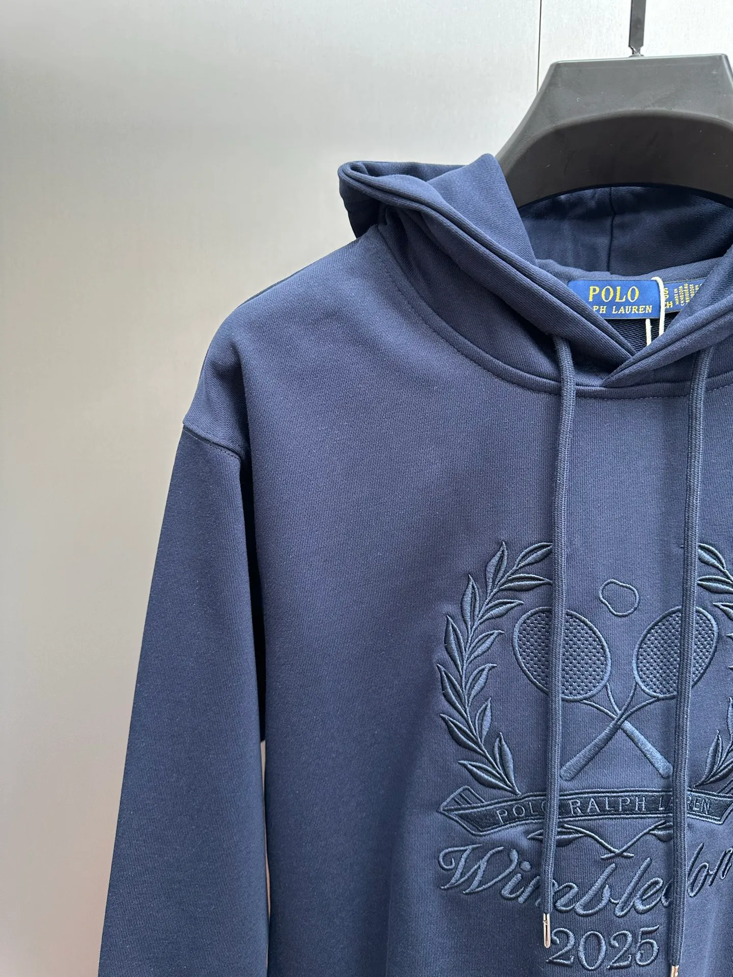 P280 RalphLauren/Ralph Lauren 2025 new autumn and winter large embroidered hooded sweatshirt Ralph Lauren's age-reducing item, the coat fabric is made of 60% cotton ➕40% polyester, which not only retains the softness, comfort and breathability of cotton, but also adds the wear resistance and wrinkle resistance of polyester fiber, making the clothes more durable and easy to care for. Even in slightly cooler weather, you won't feel stuffy when wearing it. This kind of fabric has a natural crisp feel and is not easy to pill or deform. Hooded design effectively improves thermal insulation performance. The embroidery on the chest and the fabric are of the same color. The colors are full, three-dimensional and lifelike, adding a bit of liveliness and interest to the whole sweatshirt. There is no pressure to dress, regardless of age or gender. Complete accessories!  Color: navy blue, black, gray size: S-xL